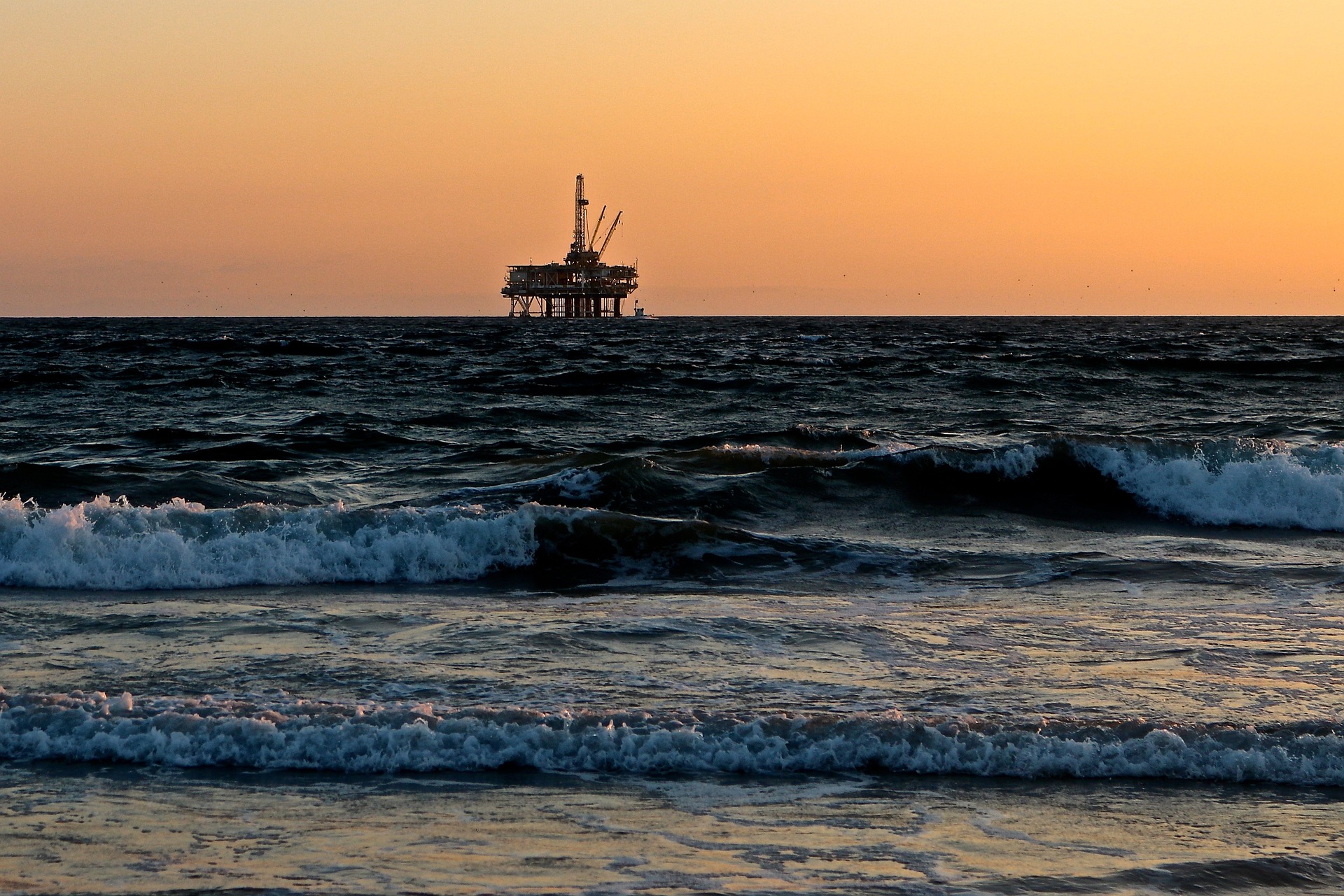 Öl-Plattform bei Sonnenuntergang